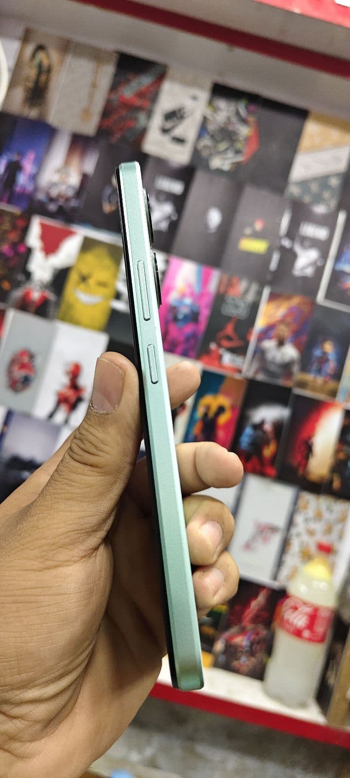 Vivo Y03 4GB / 64GB in Wave Green — photo 3