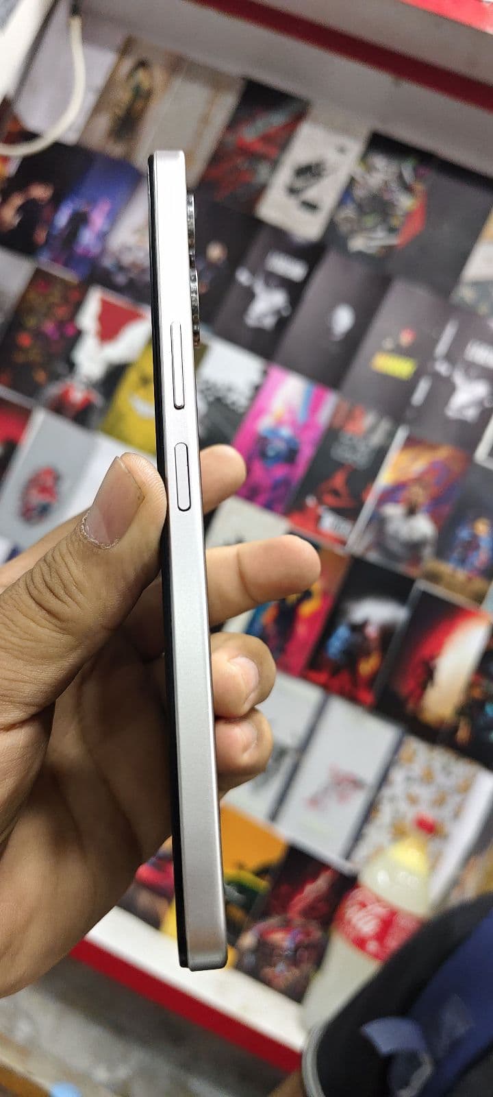 Vivo Y04 4GB / 64GB in Titanium Gold — photo 3