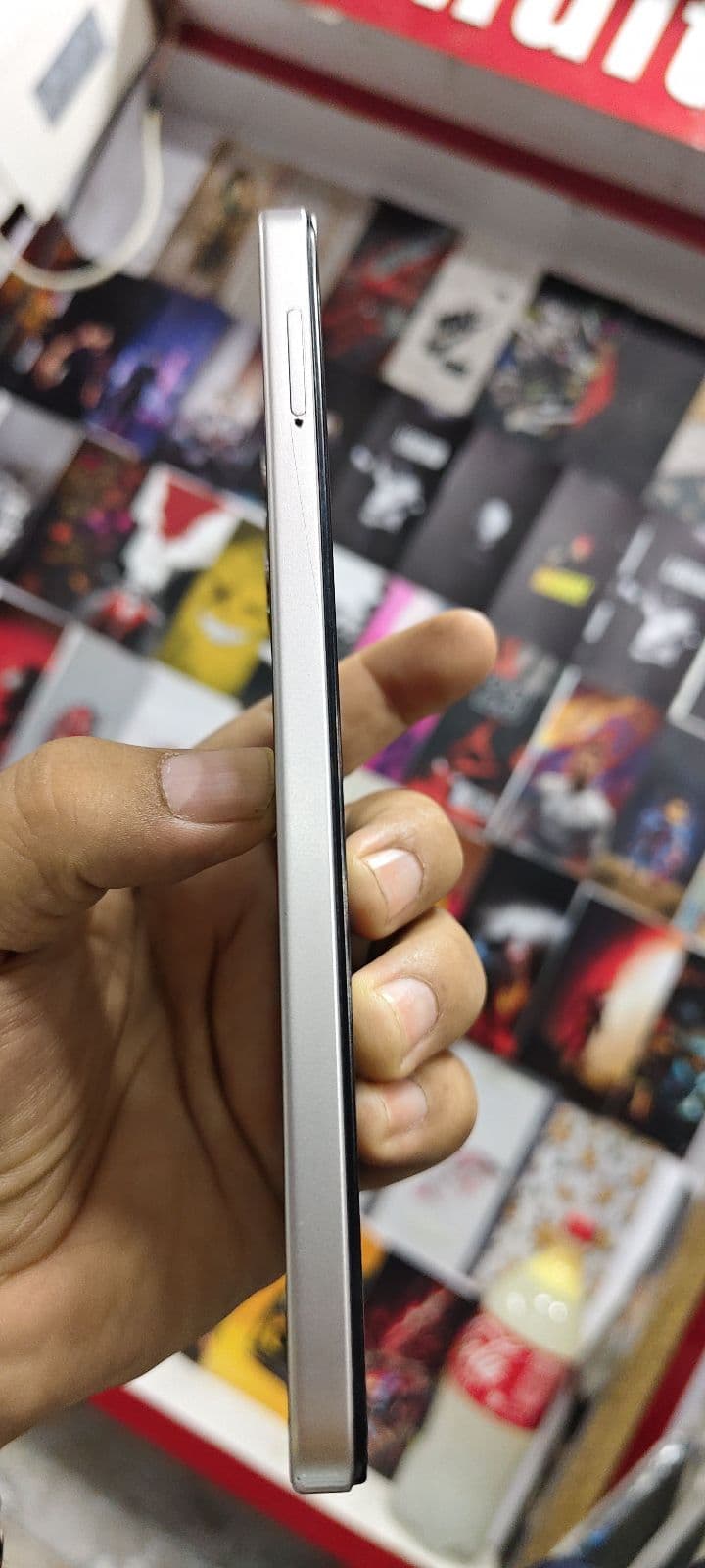 Vivo Y04 4GB / 64GB in Titanium Gold — photo 4