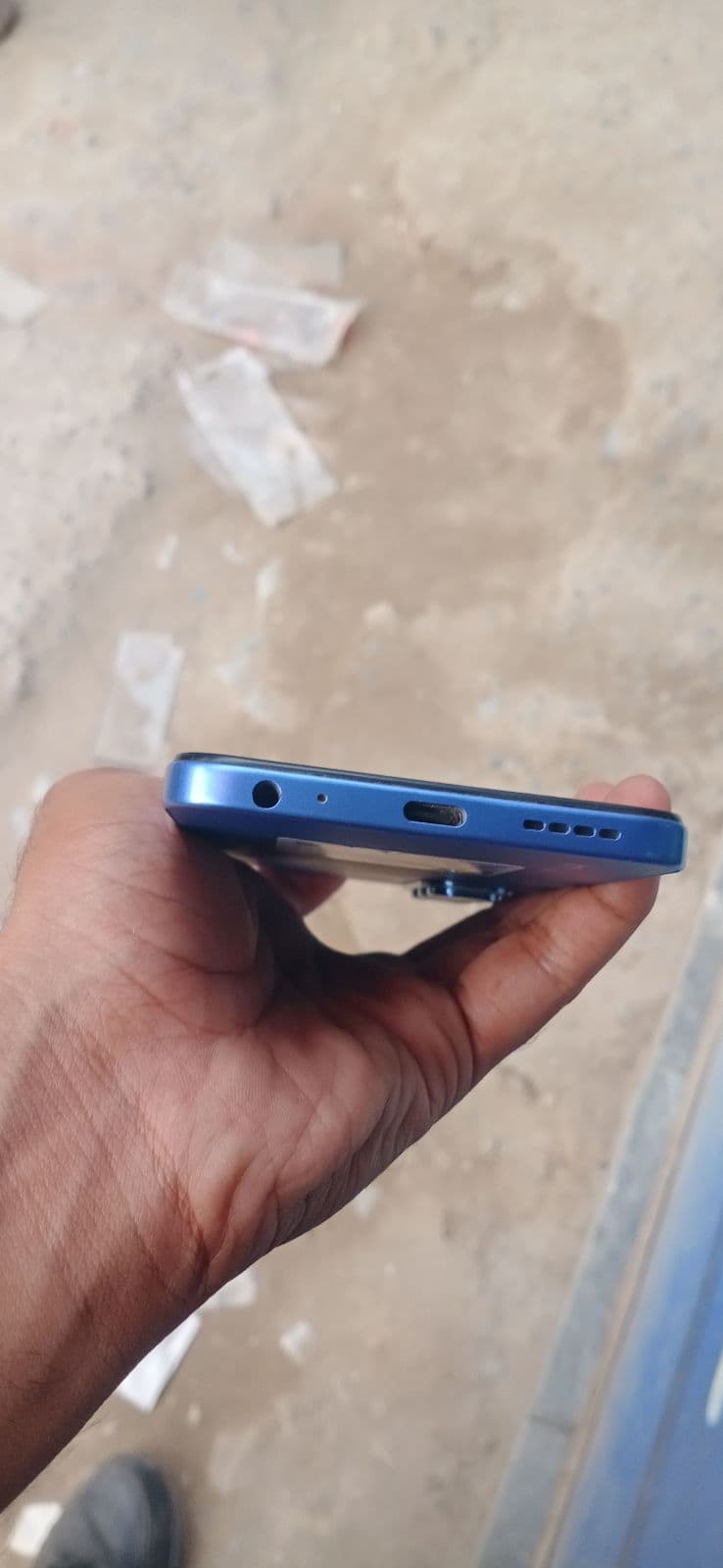 Infinix Hot 60i 6GB / 128GB in Shadow Blue — photo 3