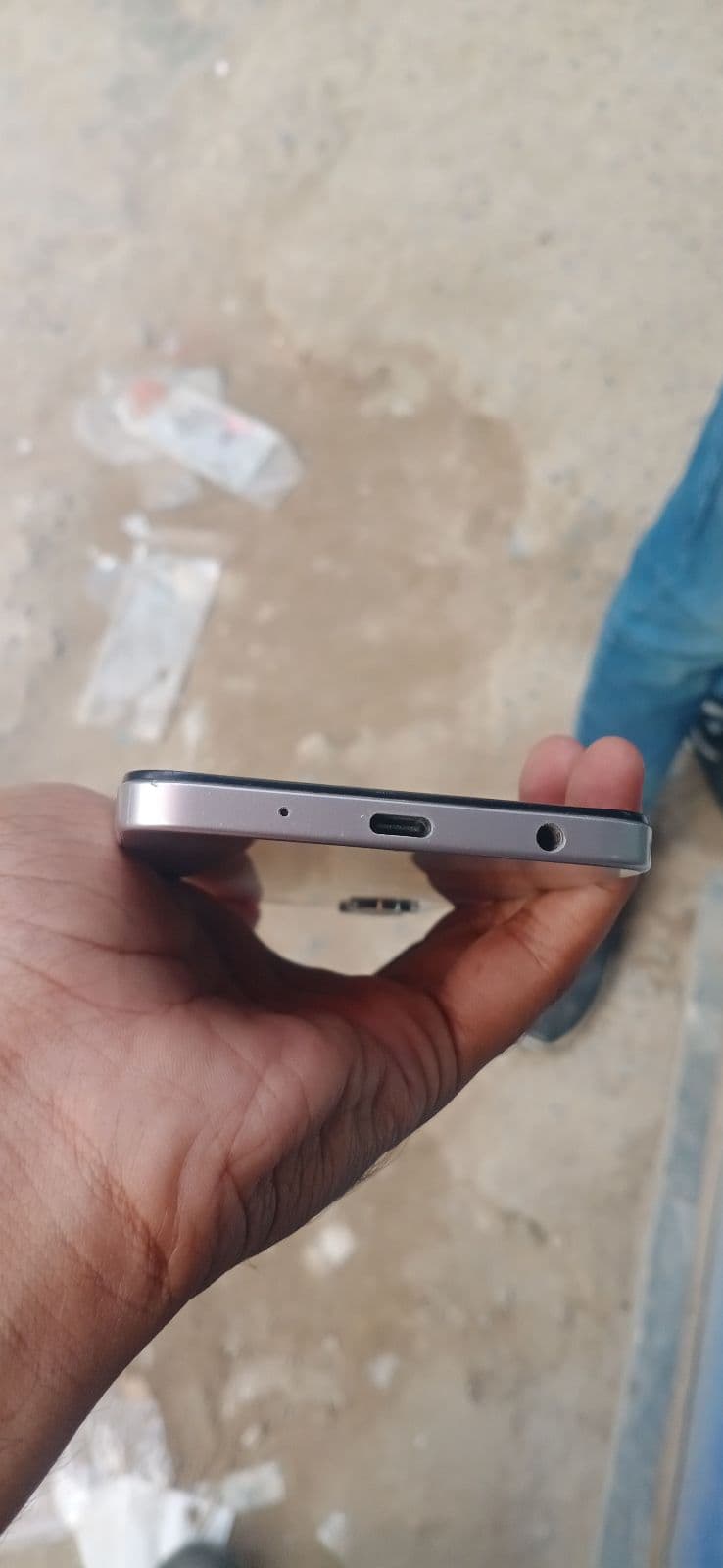 Vivo Y04 4GB / 64GB in Titanium Gold — photo 3