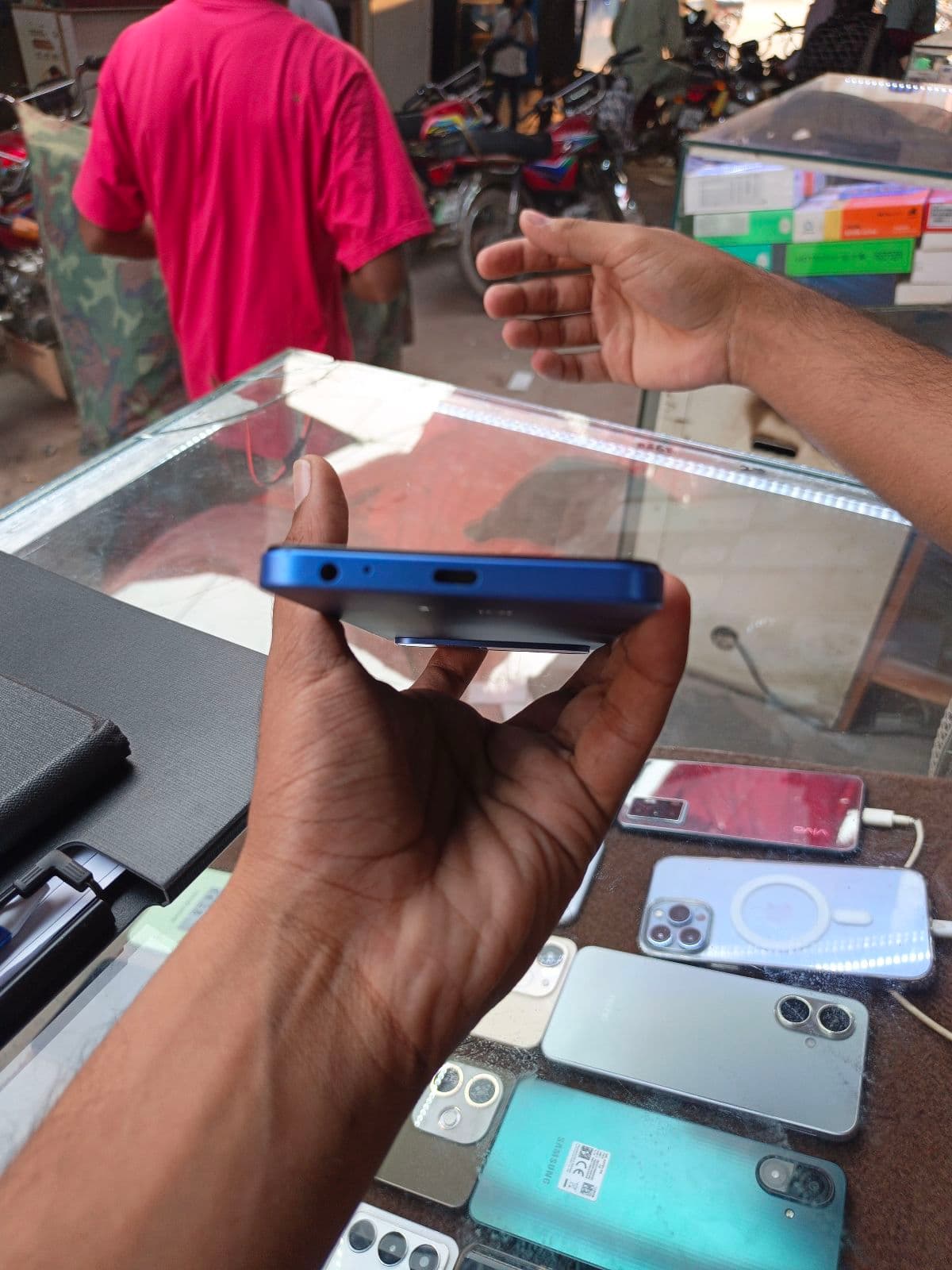 Infinix Hot 60i 6GB / 128GB in Shadow Blue — photo 3