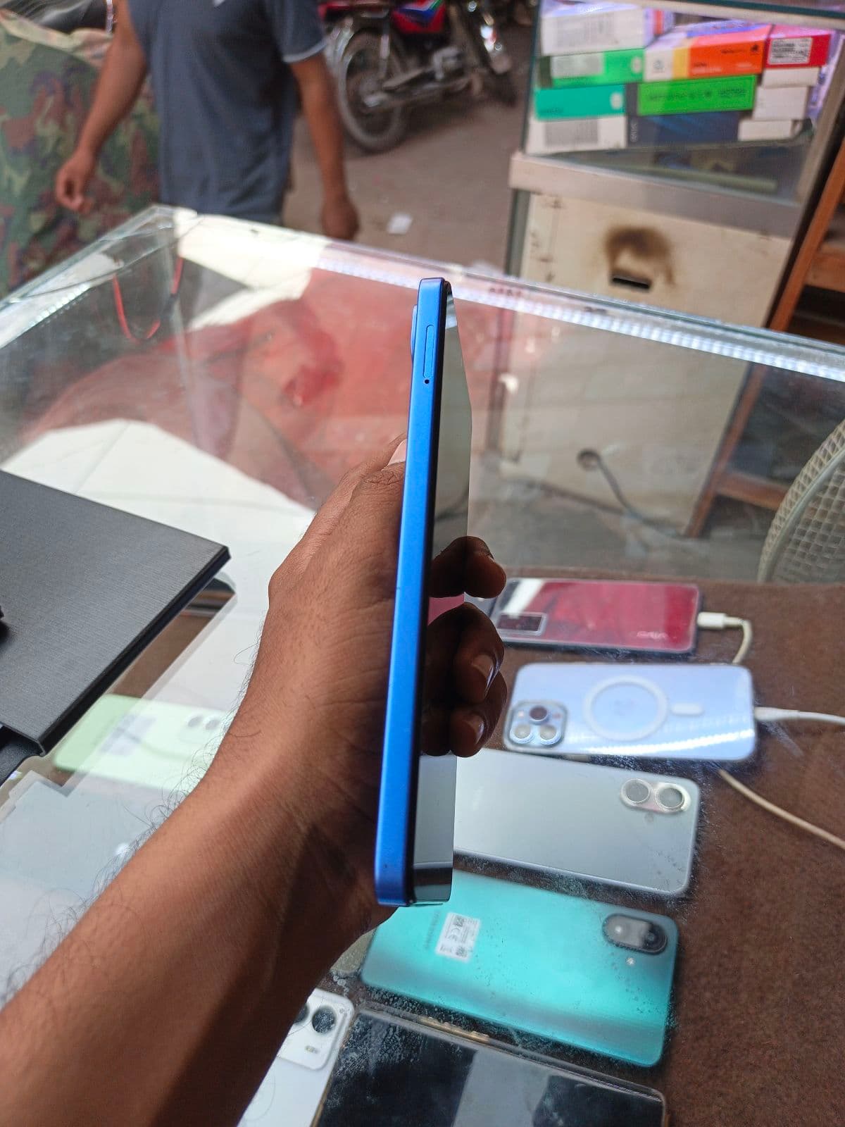 Infinix Hot 60i 6GB / 128GB in Shadow Blue — photo 4