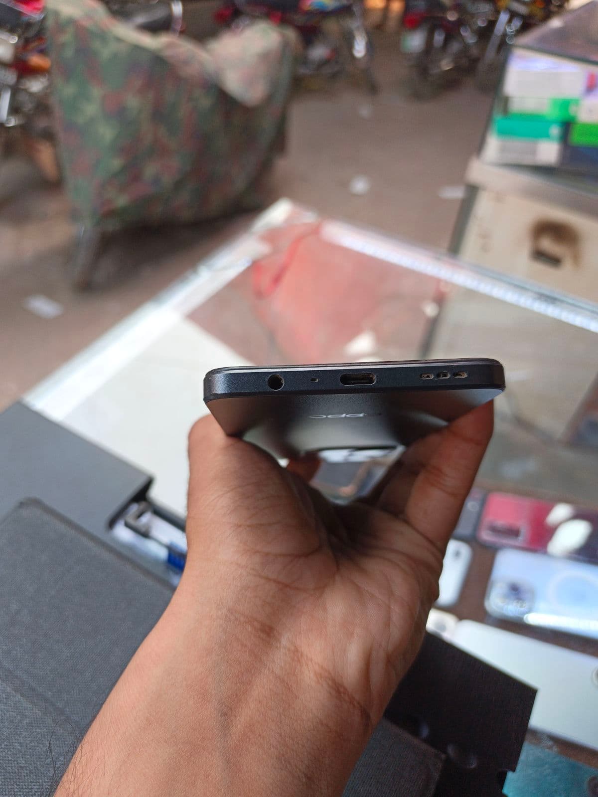 Oppo A3 6GB / 128GB in Sparkle Black — photo 3