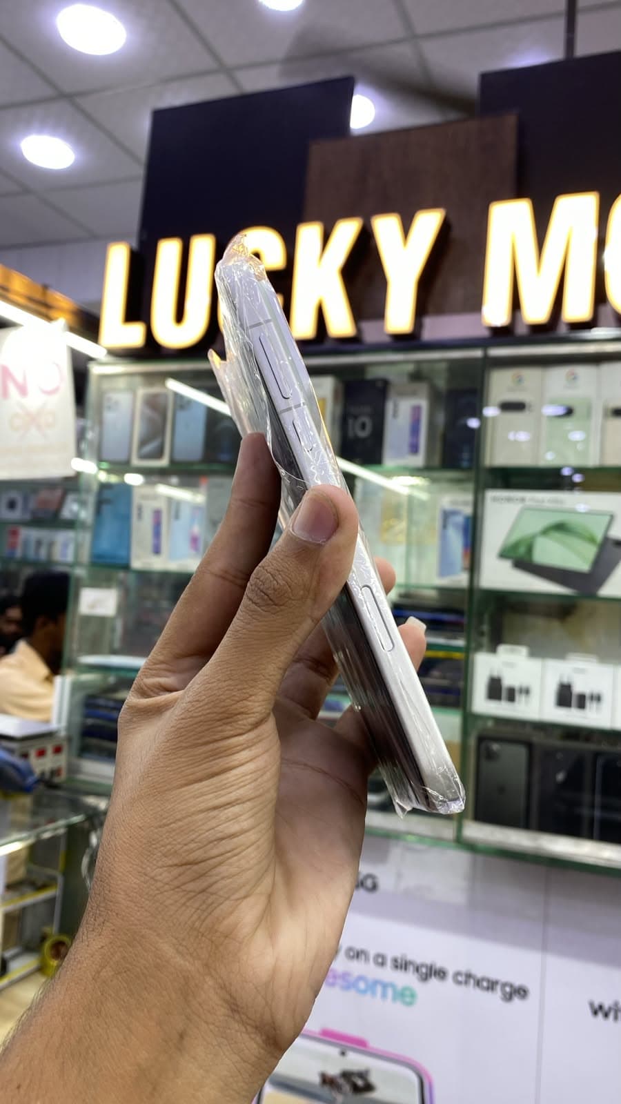 Oppo Find X9 Pro 16GB / 512GB in Silk White — photo 4