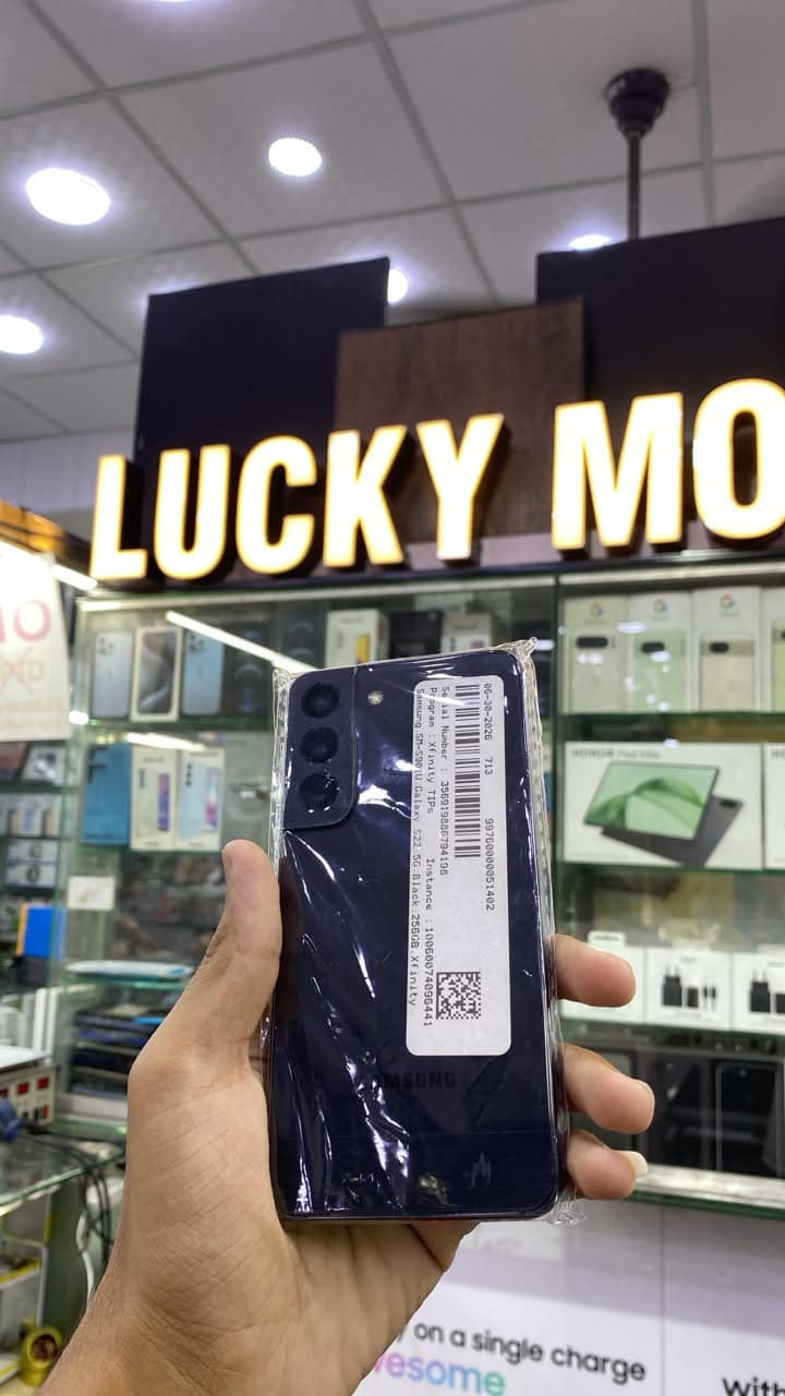 Samsung Galaxy S22 8GB / 256GB in Phantom Black — photo 3