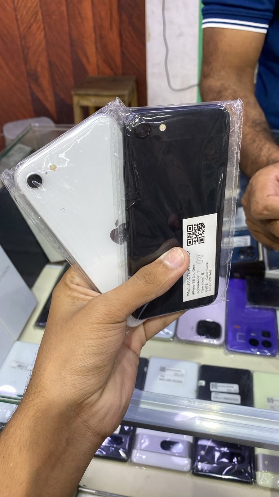 Apple iPhone SE (2020) 64GB in Black — photo 2
