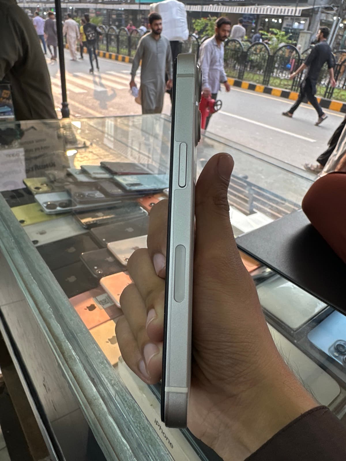 Apple iPhone 13 128GB in Starlight — photo 2