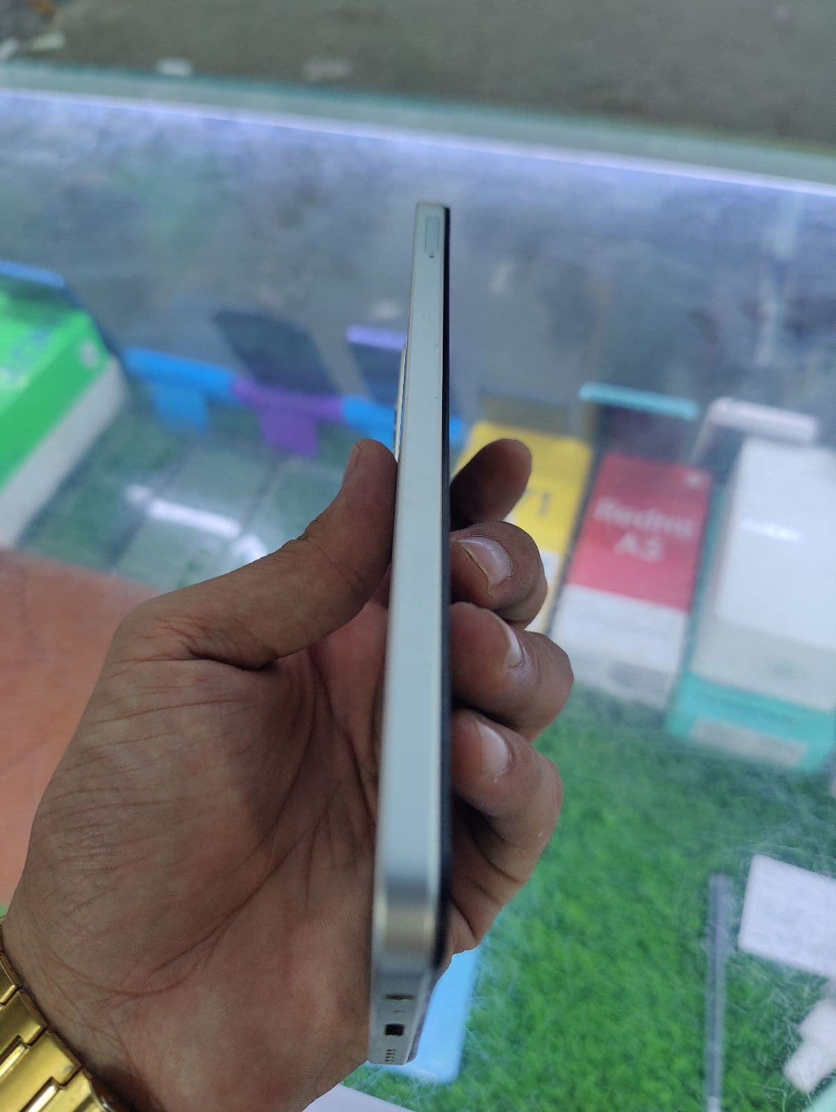 Realme C71 8GB / 128GB in White Swan — photo 3