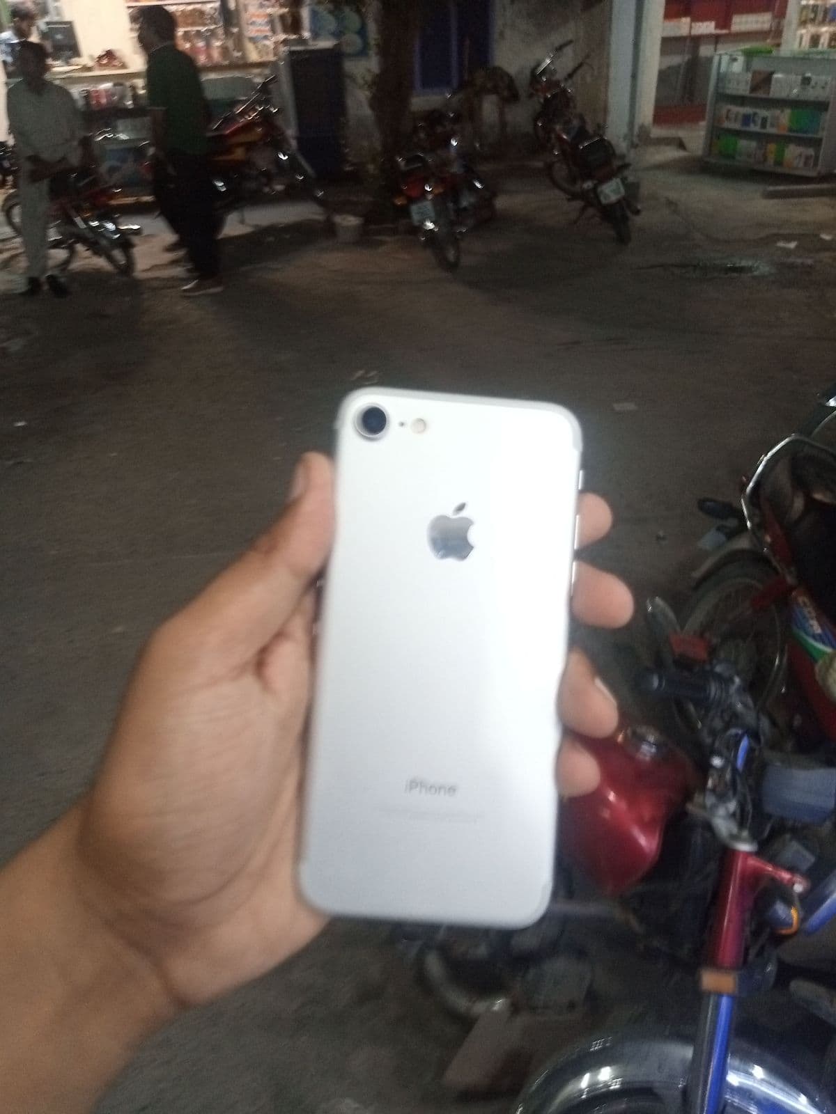 Apple iPhone 7 32GB in Silver — photo 2
