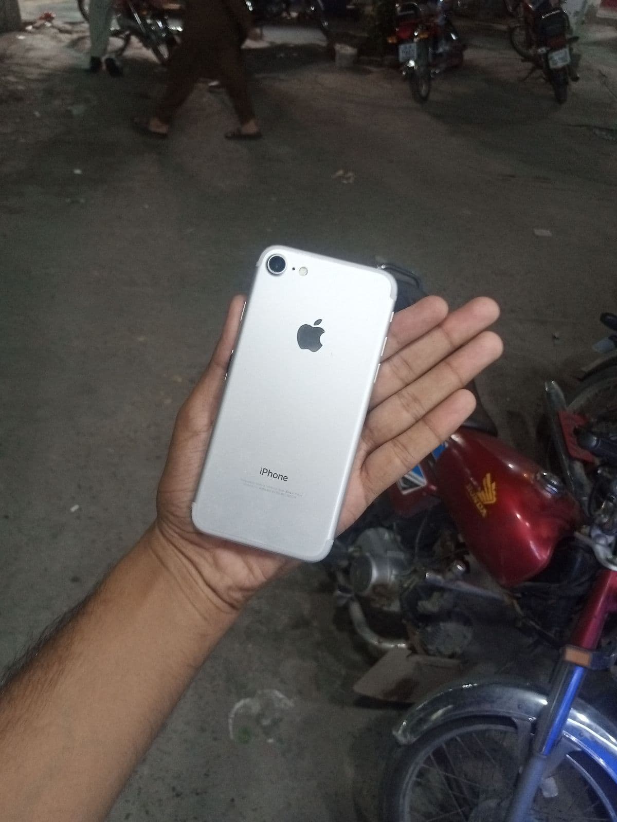 Apple iPhone 7 32GB in Silver — photo 3