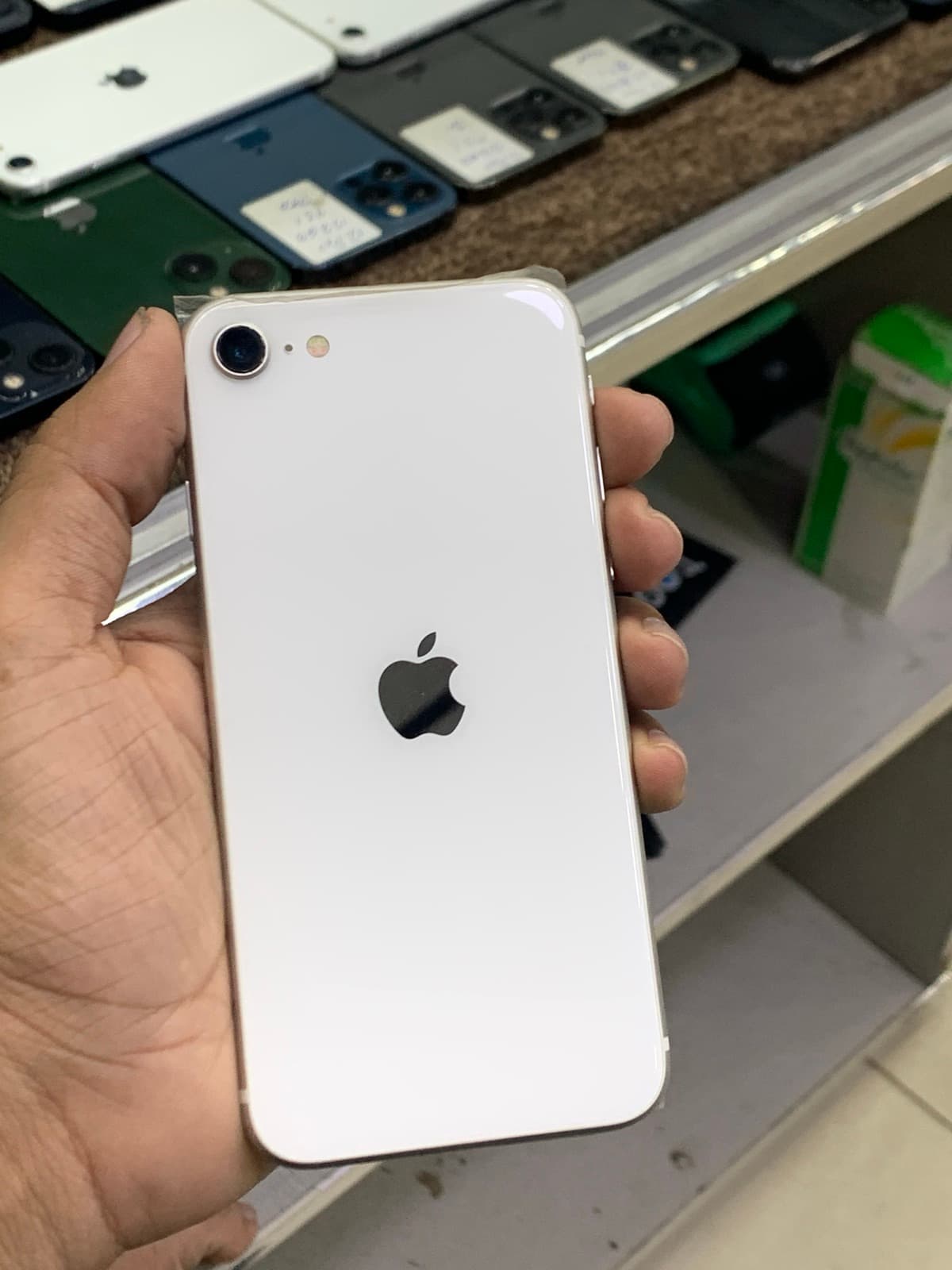 iPhone SE (2020) · 64GB
