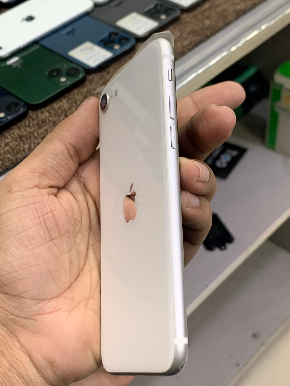 Apple iPhone SE (2020) 64GB in White — photo 3