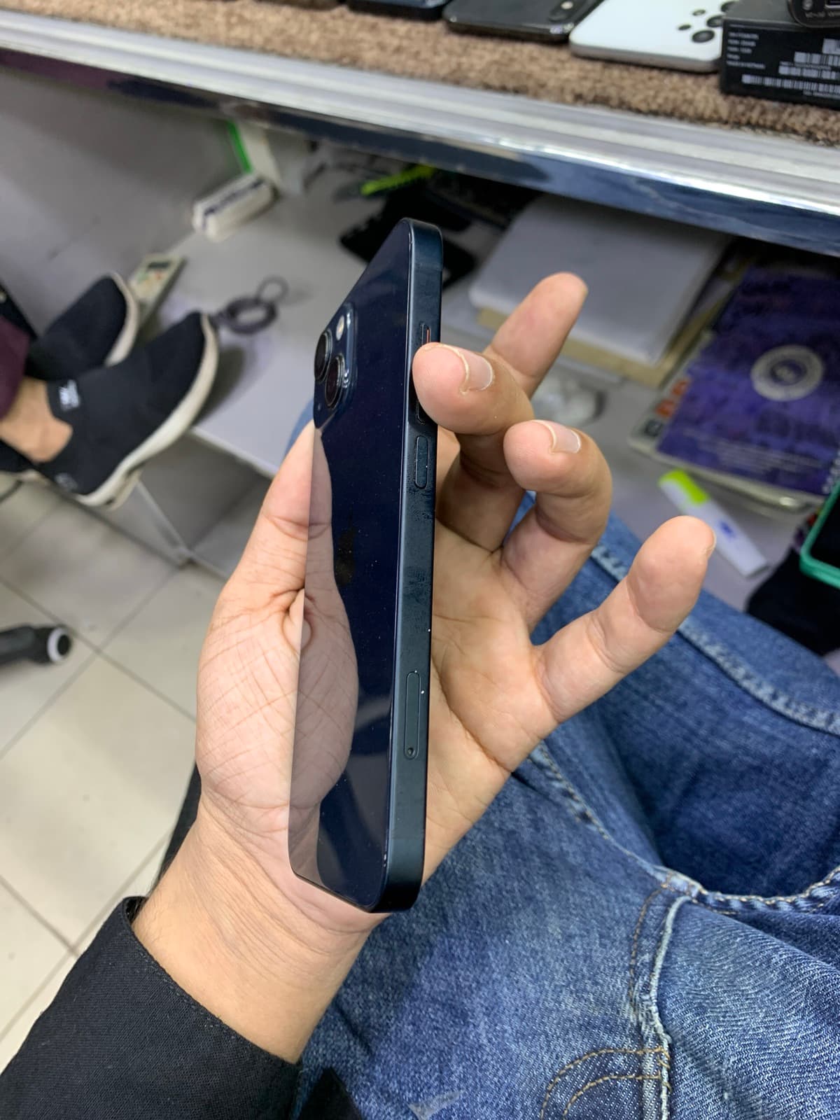 Apple iPhone 13 128GB in Midnight — photo 3