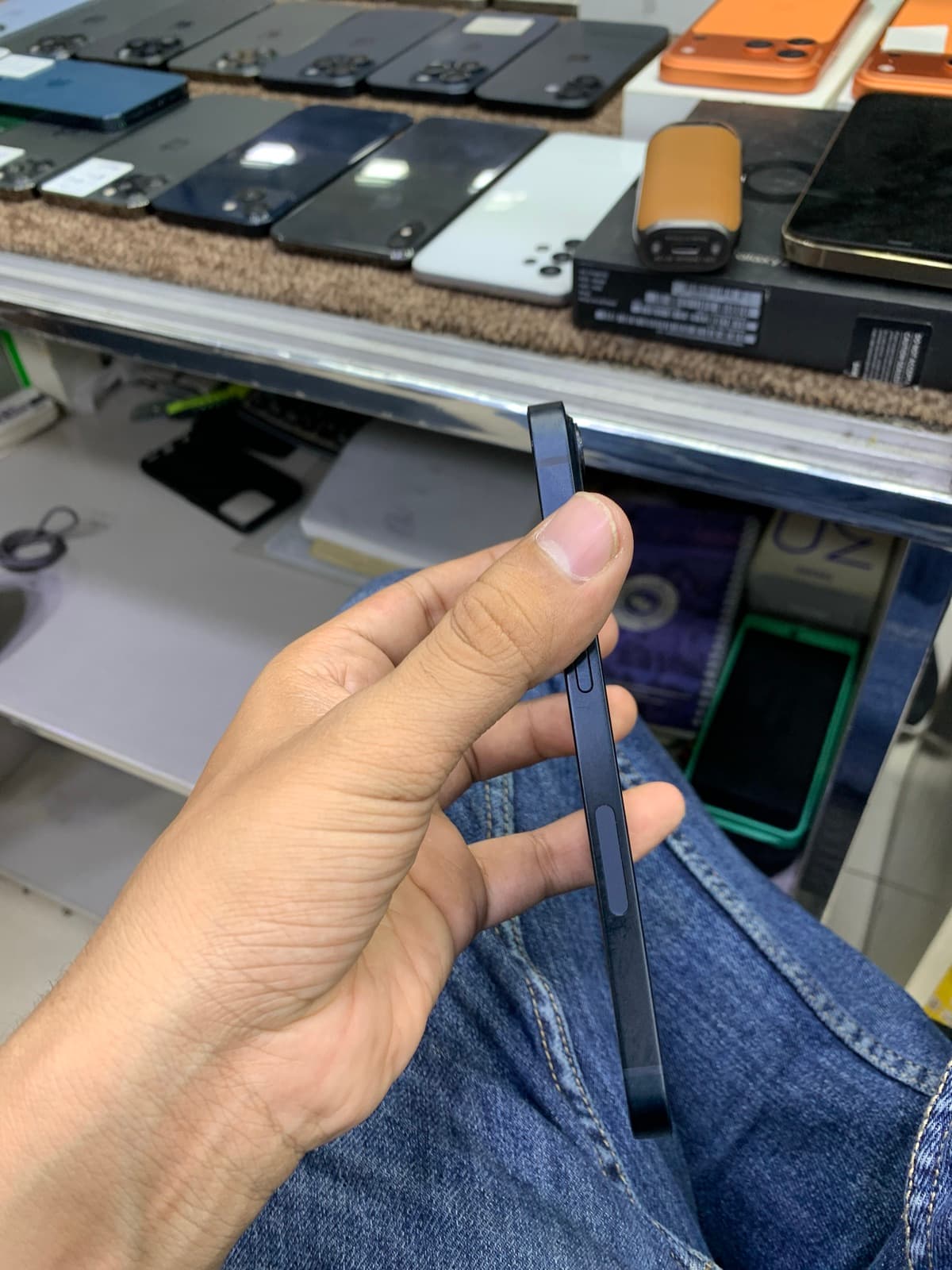 Apple iPhone 13 128GB in Midnight — photo 2