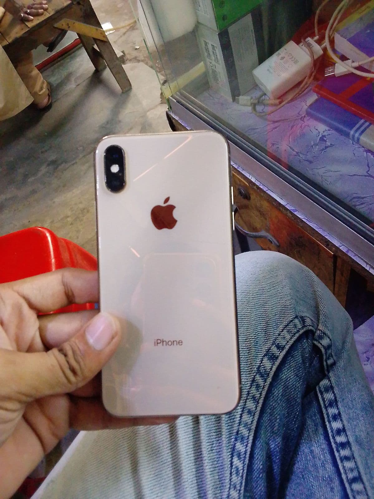 iPhone XS · 64GB