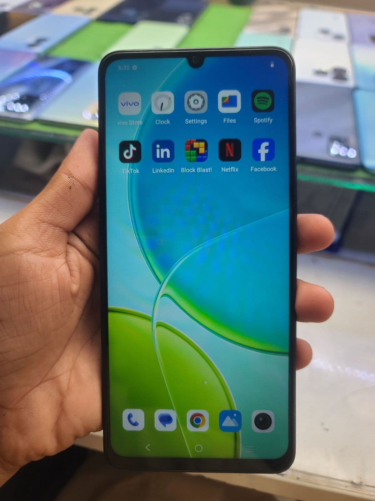 Vivo Y04 4GB / 128GB in Jade Green — photo 2