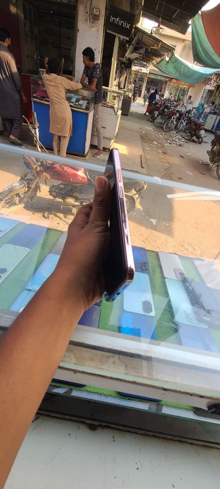 Vivo Y28 8GB/128GB in Crystal Purple — photo 2