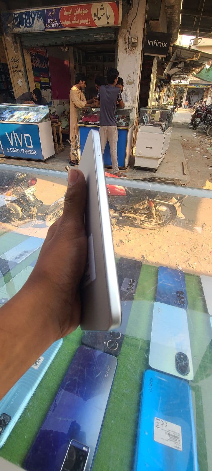 Infinix Hot 60i 6GB / 128GB in Titanium Silver — photo 2