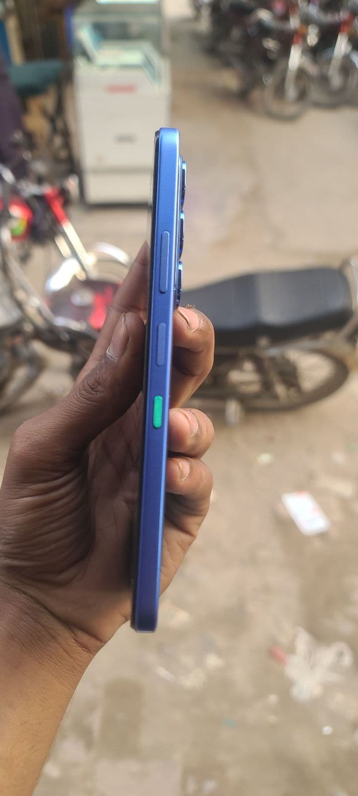 Infinix Hot 60i 6GB / 128GB in Shadow Blue — photo 3