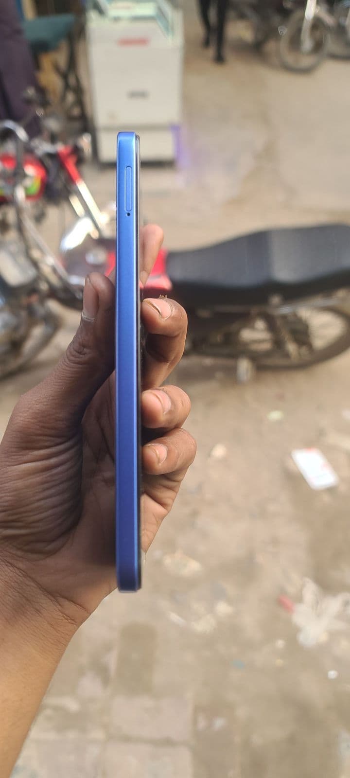 Infinix Hot 60i 6GB / 128GB in Shadow Blue — photo 4