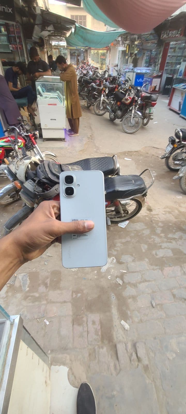 Infinix Smart 10 4GB / 64GB in Titanium Silver — photo 2