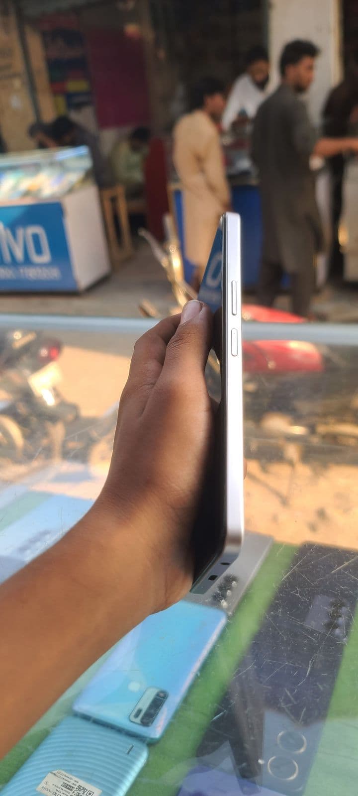 Vivo Y04 4GB / 128GB in Titanium Gold — photo 2