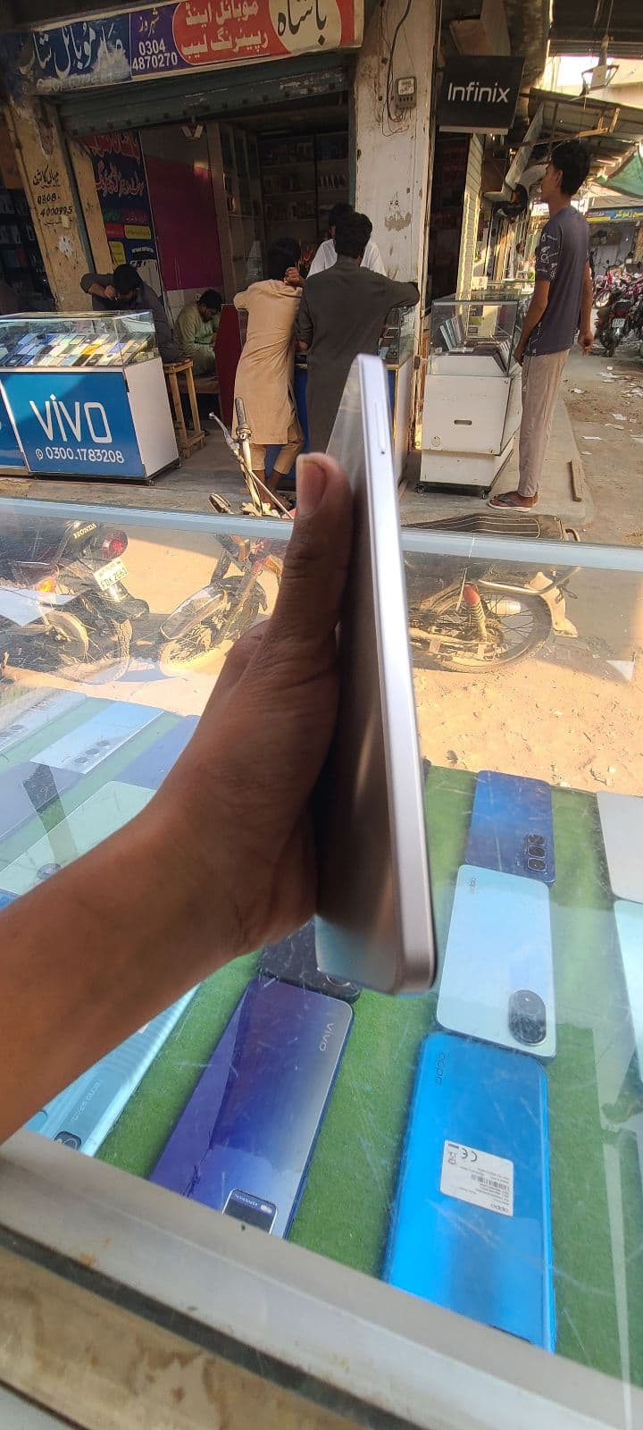 Vivo Y04 4GB / 128GB in Titanium Gold — photo 3