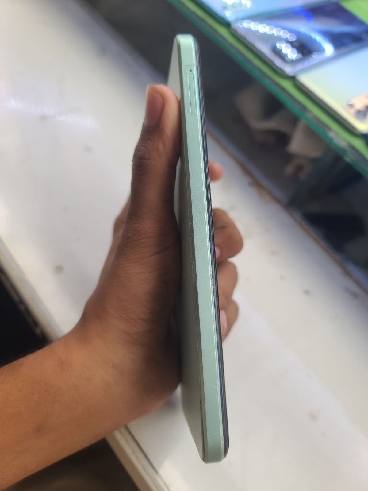 Vivo Y03t 4GB / 64GB in Gem Green — photo 2