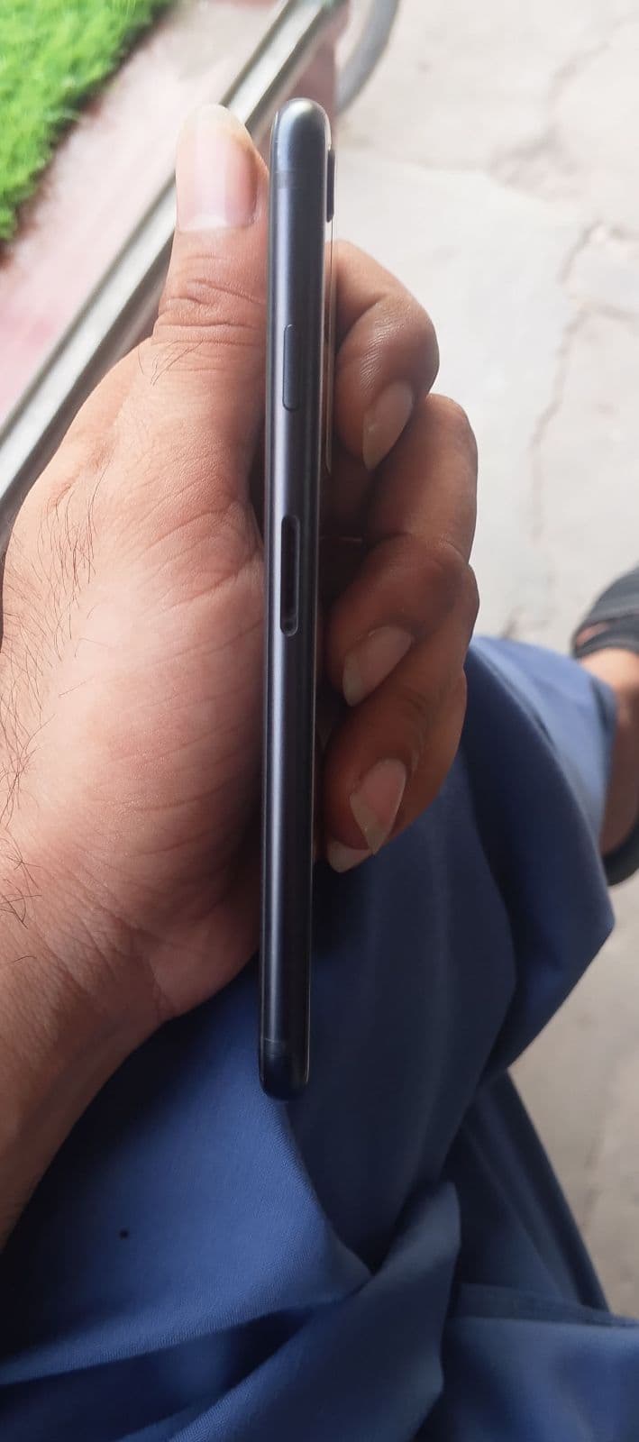 Apple iPhone SE (2020) 64GB in Black — photo 3