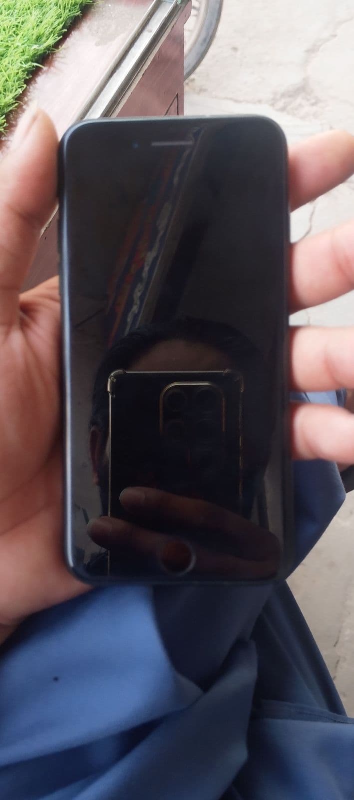 Apple iPhone SE (2020) 64GB in Black — photo 2