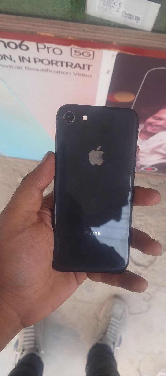 iPhone 8 · 64GB