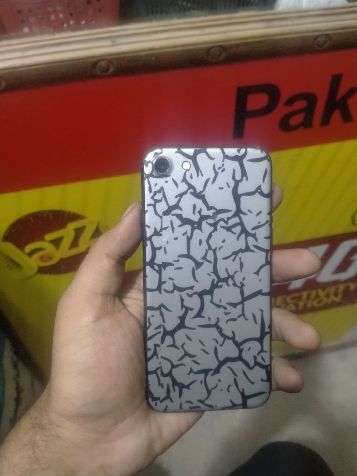 iPhone 8 · 64GB