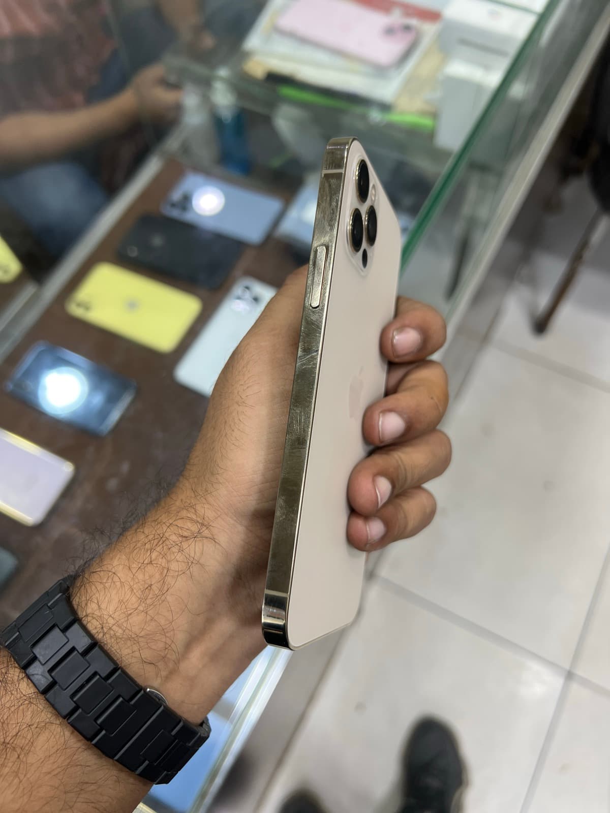 Apple iPhone 12 Pro 256GB in Gold — photo 4