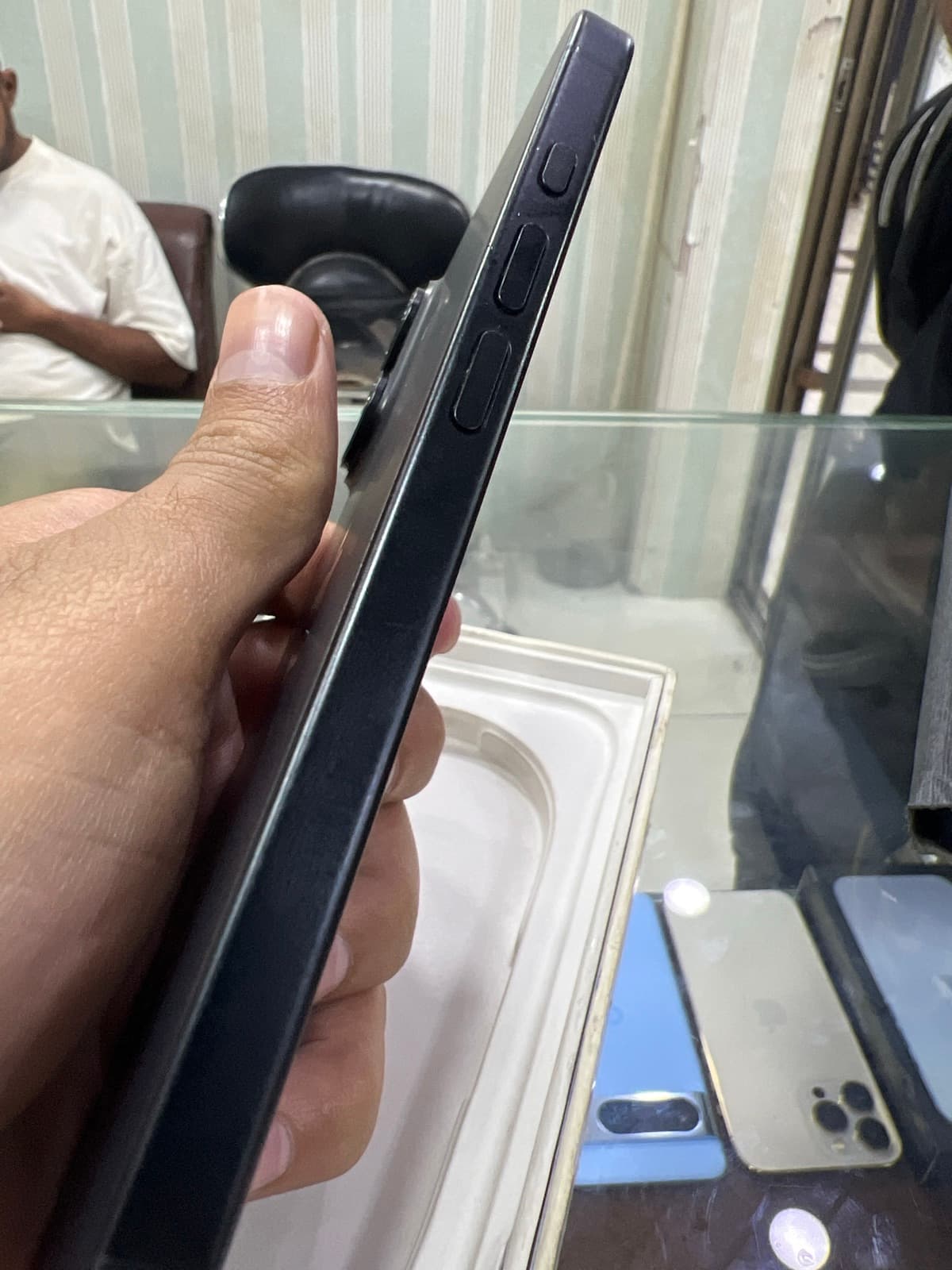 Apple iPhone 16 128GB in Black — photo 3