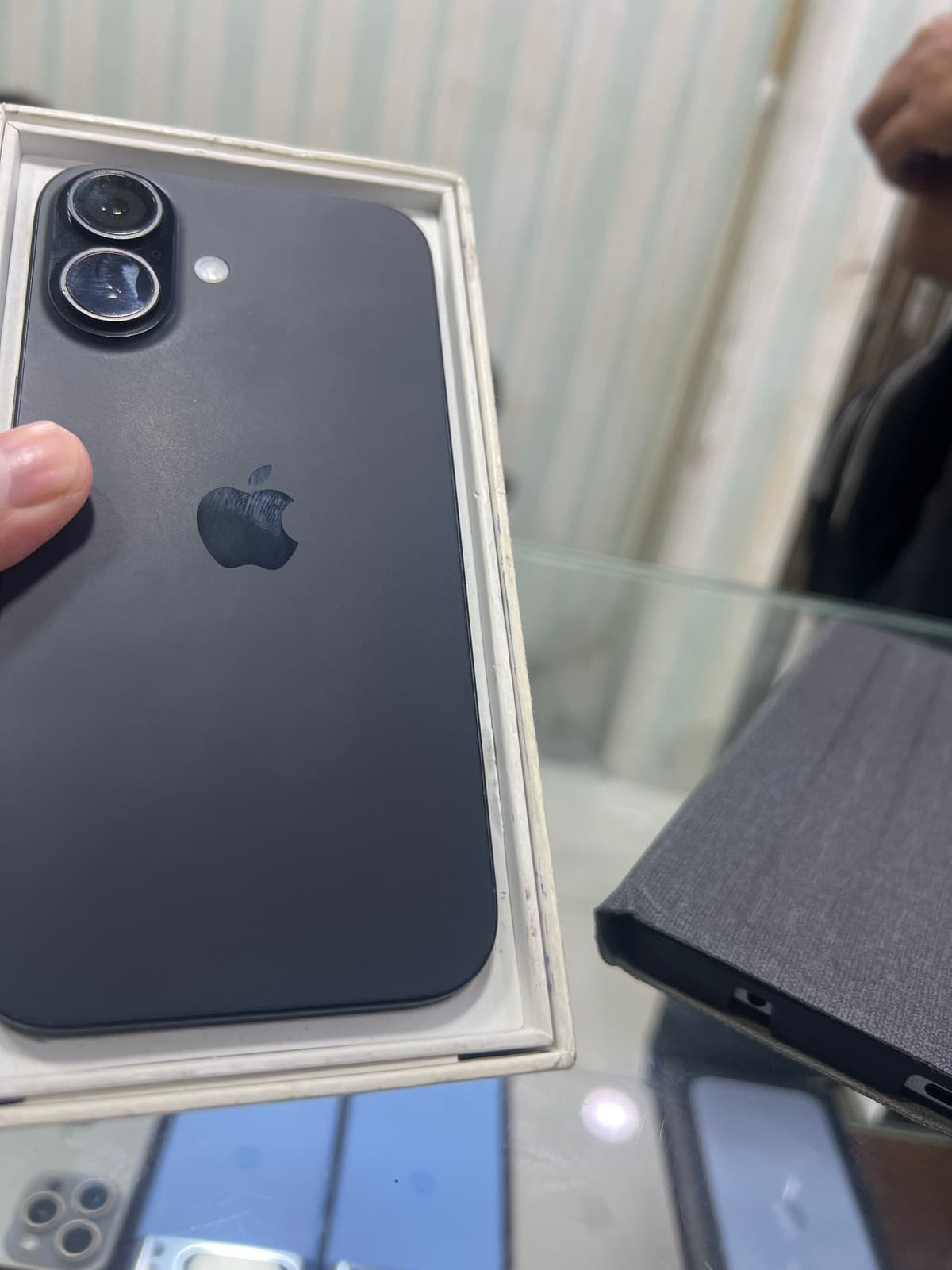 iPhone 16 · 128GB