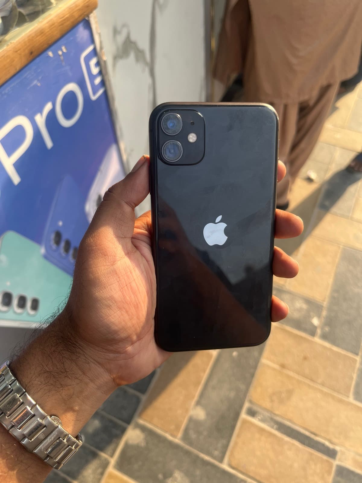 iPhone 11 · 64GB