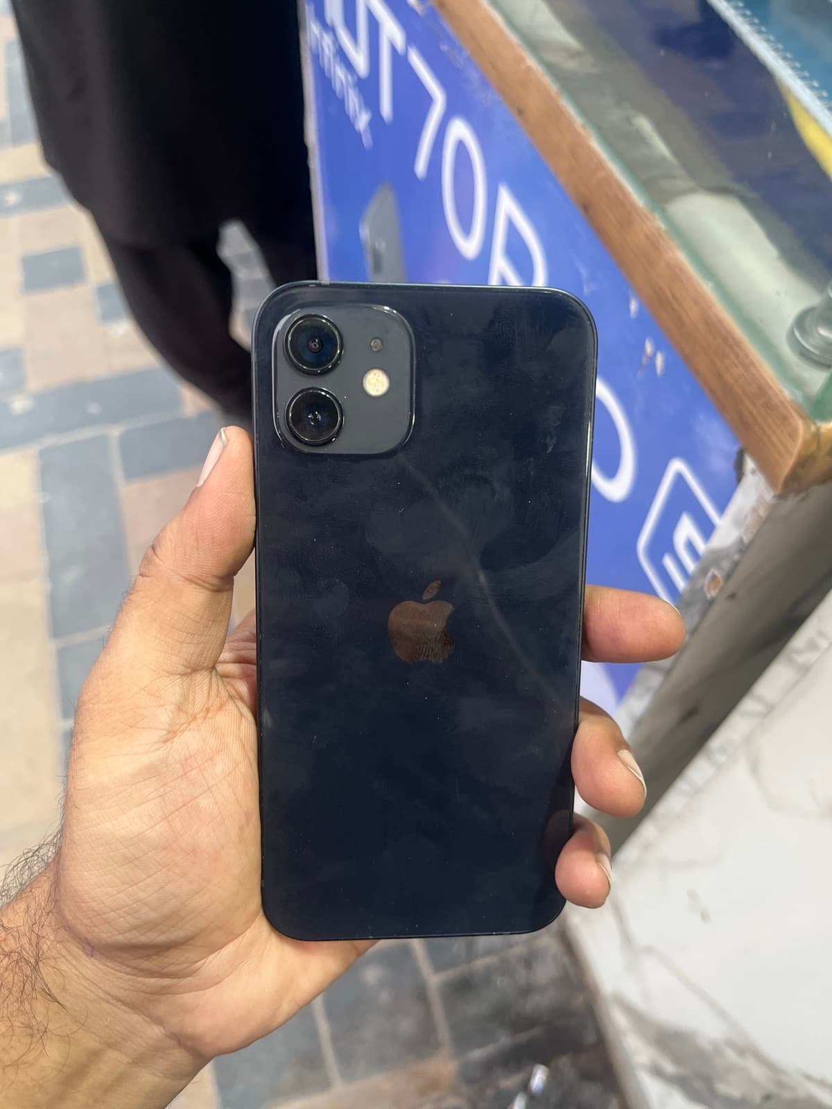 iPhone 12 · 64GB