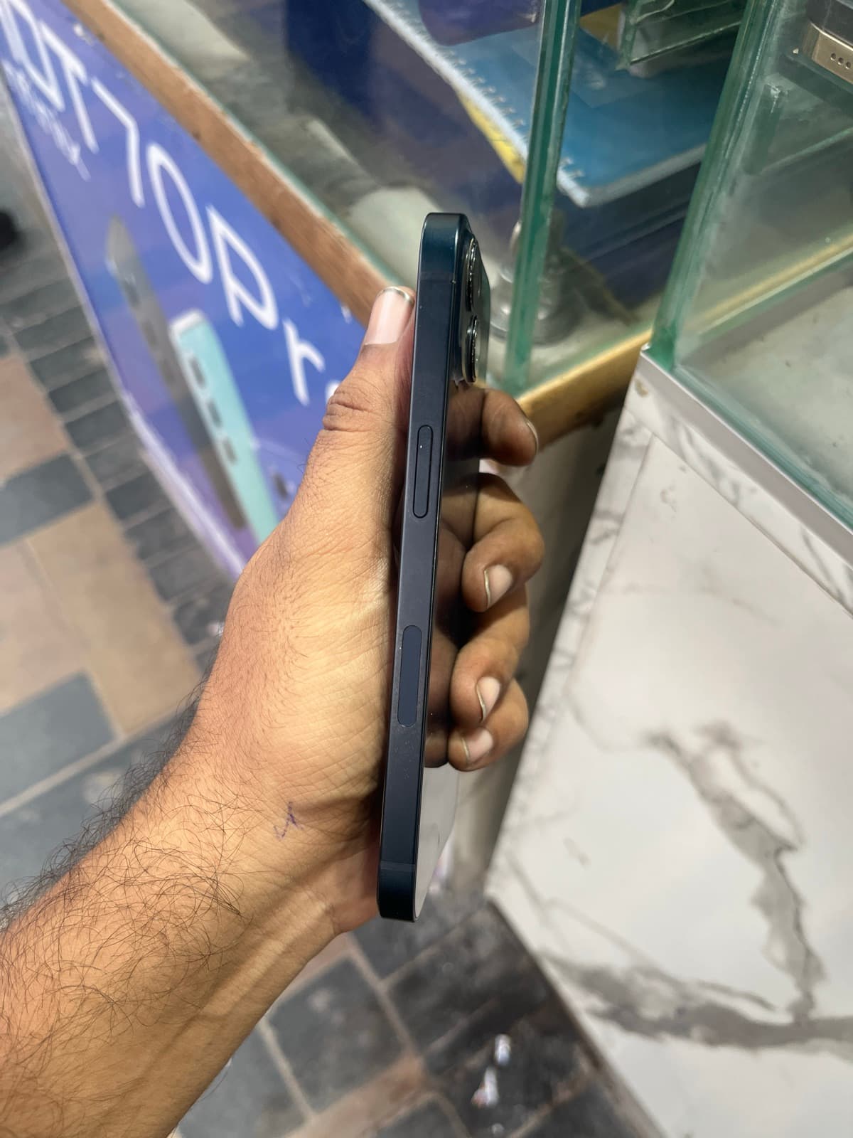 Apple iPhone 13 128GB in Midnight — photo 2