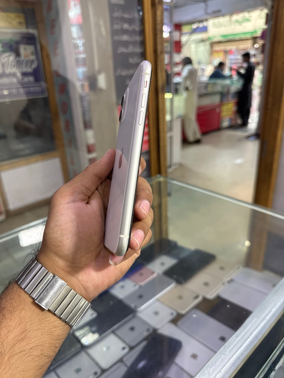 Apple iPhone 11 128GB in White — photo 2