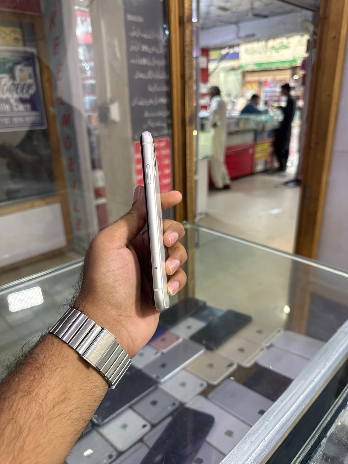 Apple iPhone 11 128GB in White — photo 3