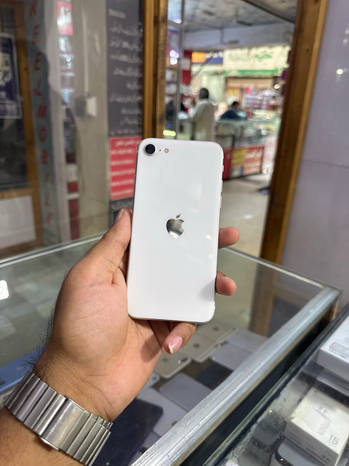 iPhone SE (2020) · 64GB