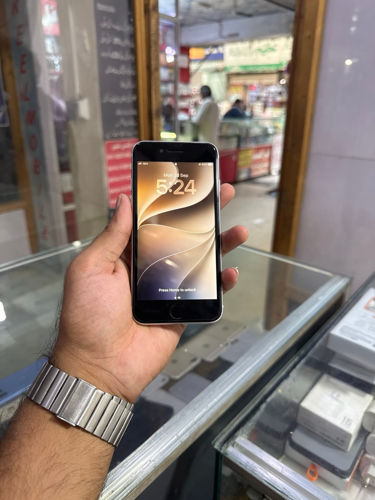 Apple iPhone SE (2020) 64GB in White — photo 4