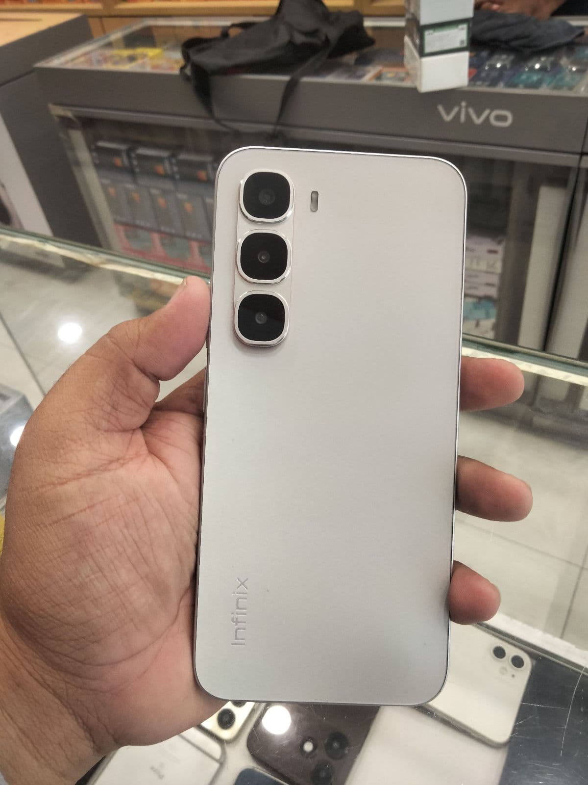 Infinix Hot 60 Pro 8GB / 128GB in Titanium Silver — photo 1