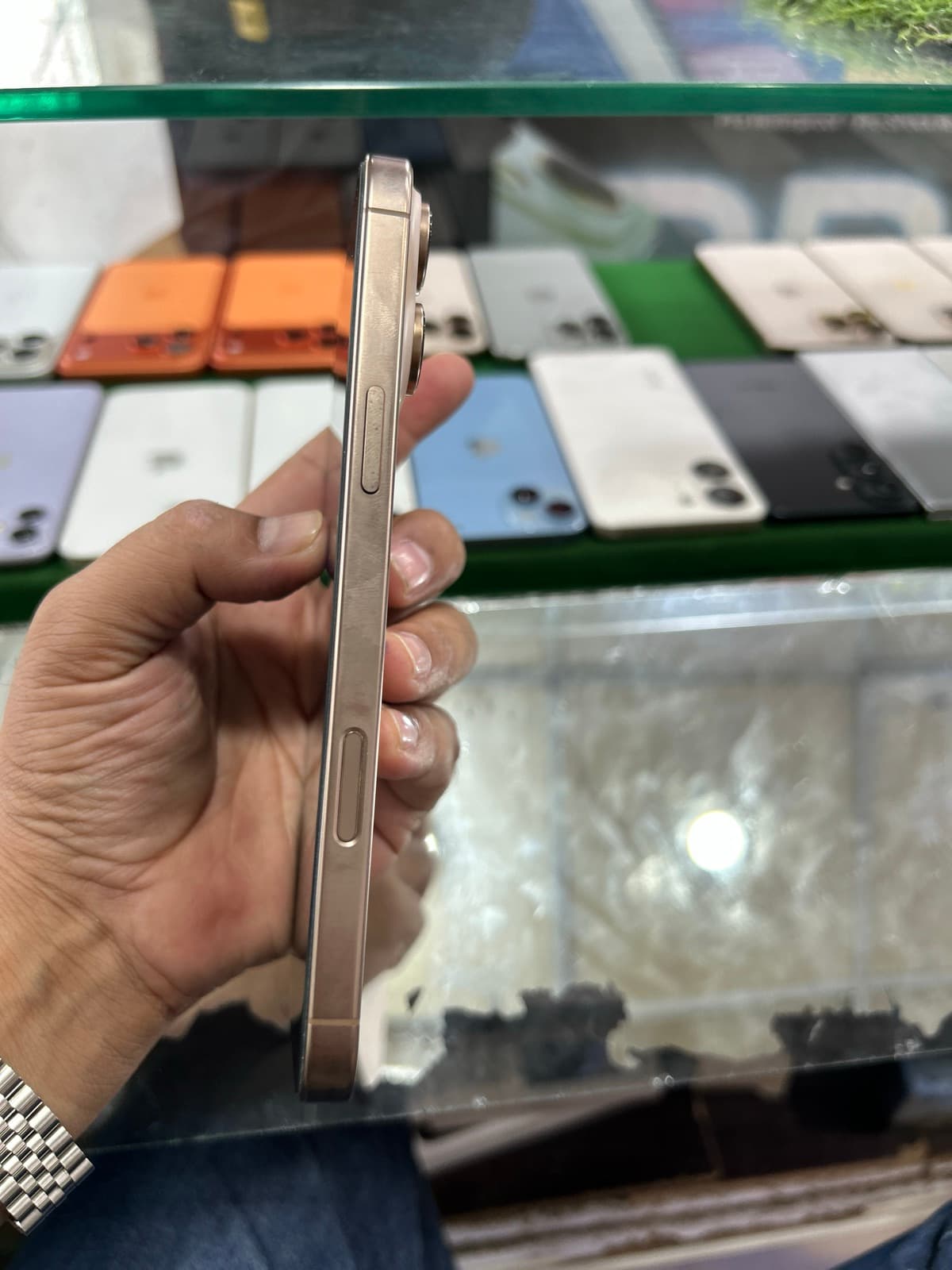 Apple iPhone 16 Pro Max 256GB in Natural Titanium — photo 4