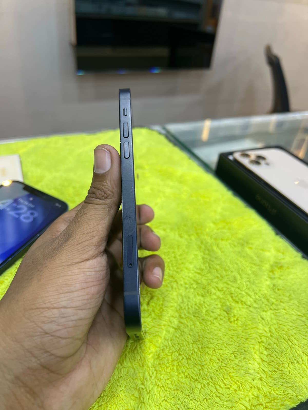 Apple iPhone 12 64GB in Black — photo 4