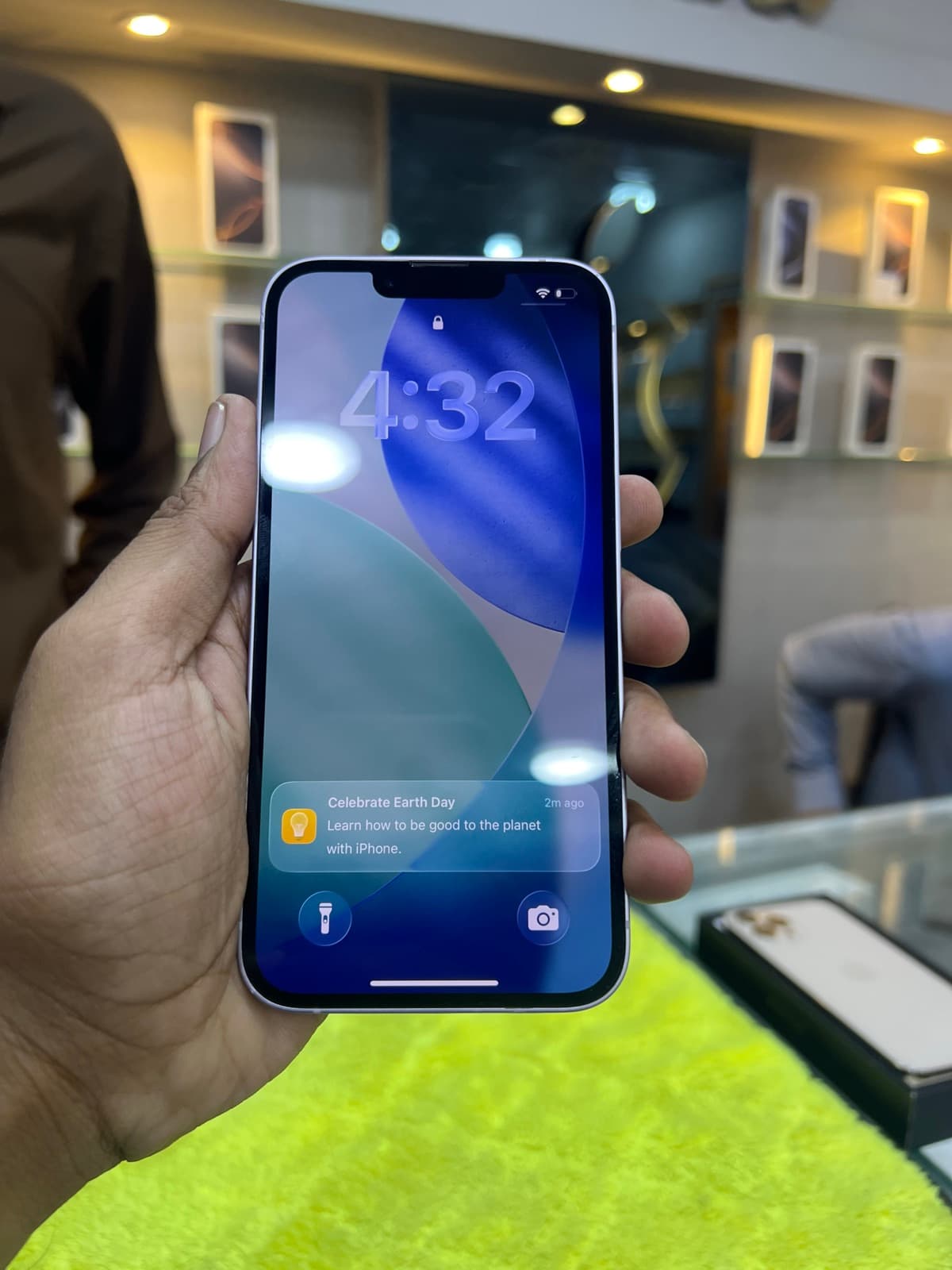 Apple iPhone 14 128GB in Starlight — photo 2