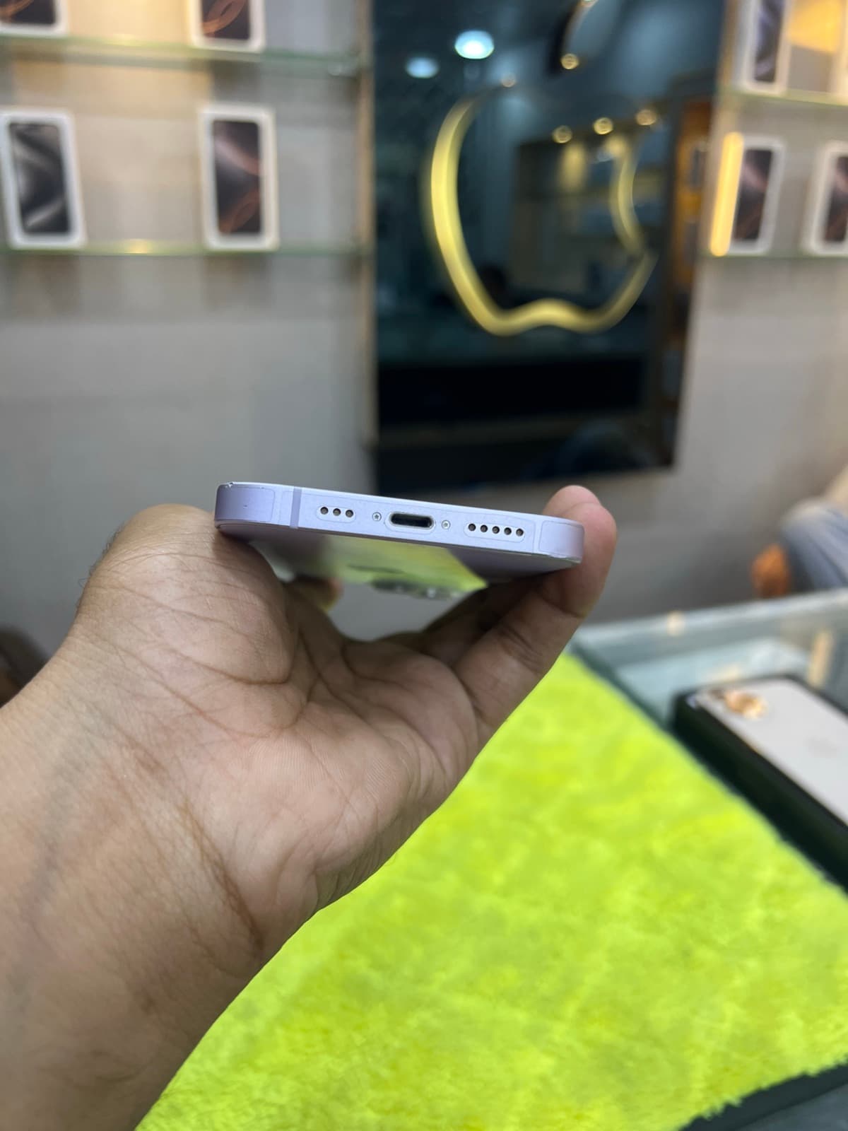 Apple iPhone 14 128GB in Starlight — photo 3