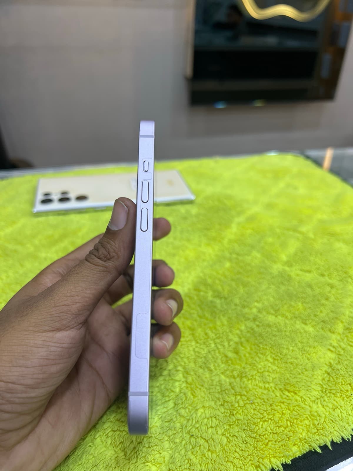 Apple iPhone 14 128GB in Starlight — photo 4