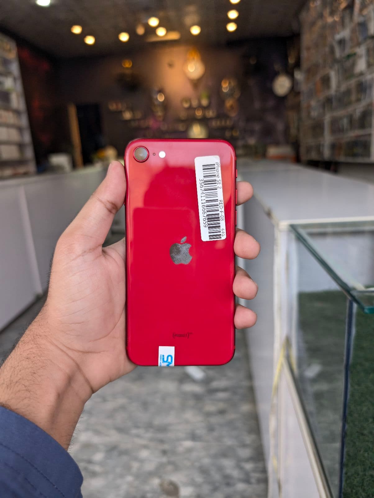 Apple iPhone SE (2020) 64GB in (PRODUCT)RED — photo 2